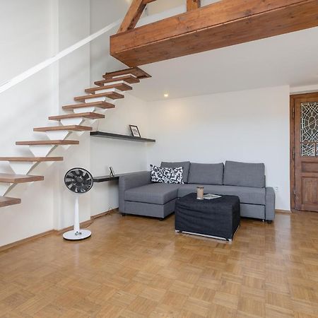 Bright And Spacious Attic Apartment Praga Exterior foto
